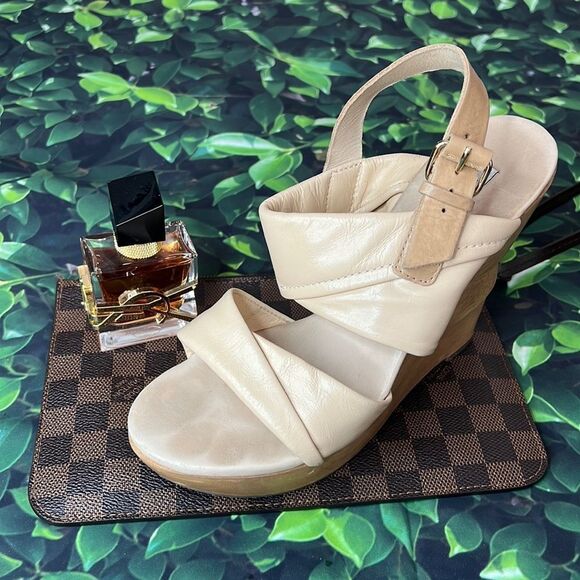 Diane Von Furstenberg cream leather w/abstract wooden wedge - Picture 1 of 8